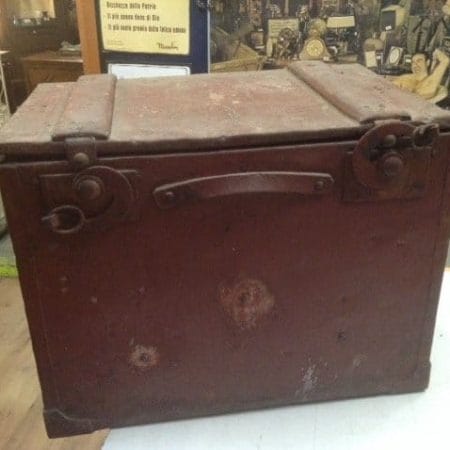 Vecchia ghiacciaia militare della guerra in legno e metallo originale