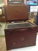 Vecchia ghiacciaia militare della guerra in legno e metallo originale