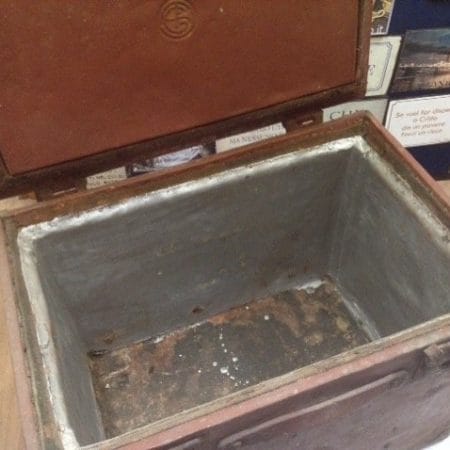 Vecchia ghiacciaia militare della guerra in legno e metallo originale