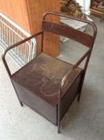 29329_1.jpg Vecchia comoda in ferro con contenitore e coperchio, sedia vintage con braccioli