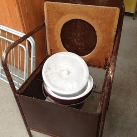 Vecchia comoda in ferro con contenitore e coperchio, sedia vintage con braccioli