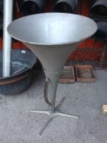Vecchia tromba amplificatrice in alluminio, vintage delle gare automobilistiche della prima metà del '900