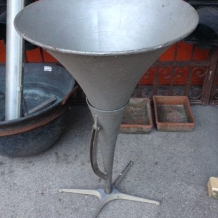 Vecchia tromba amplificatrice in alluminio, vintage delle gare automobilistiche della prima metà del '900