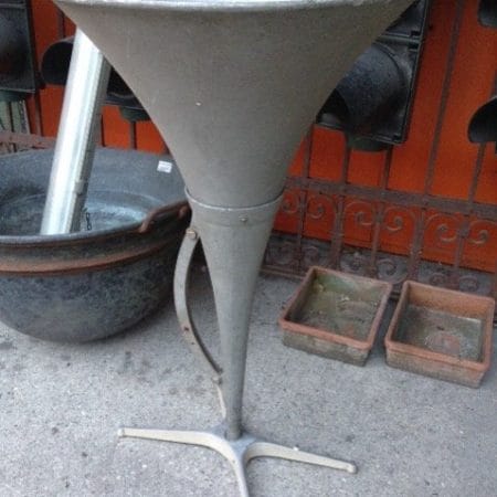 Vecchia tromba amplificatrice in alluminio, vintage delle gare automobilistiche della prima metà del '900