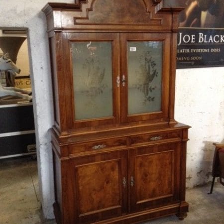 Credenza doppio corpo in noce con vetrina, primi 900