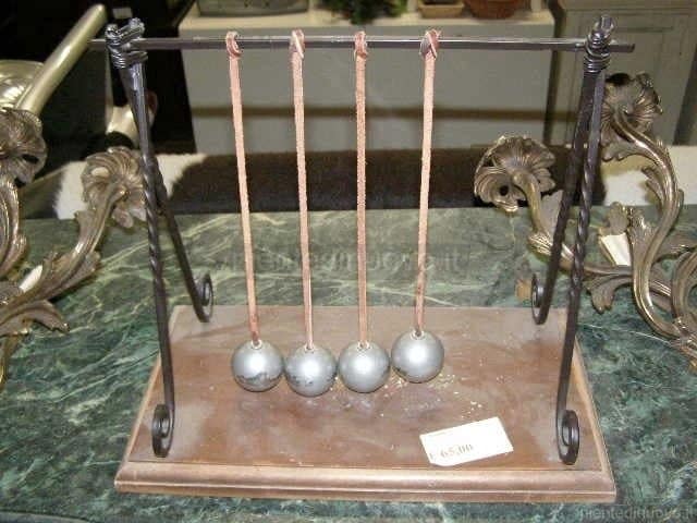 9001810.jpg Vecchio gioco con sfere metalliche appese su struttura in metallo decorativa
