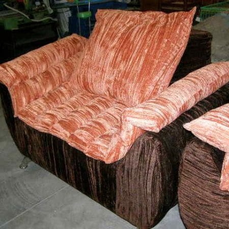 Poltrona in velluto in stile Decò con gambe in metallo e doppio cuscino