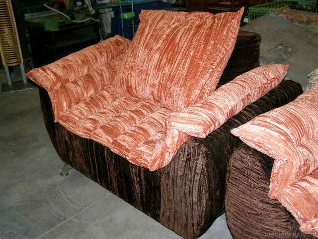 9002021.jpg Poltrona in velluto in stile Decò con gambe in metallo e doppio cuscino