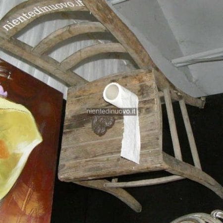 Sedia IMPOSSIBILE RESISTERE firmata nientedinuovo, realizzazione artistica del 2009