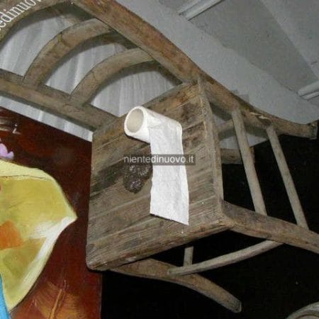 Sedia IMPOSSIBILE RESISTERE firmata nientedinuovo, realizzazione artistica del 2009