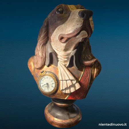 Busto in resina di cane in abiti nobiliari con orologio funzionante sul petto