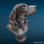 9002985_15 Busto in resina di cane in abiti nobiliari con orologio funzionante sul petto
