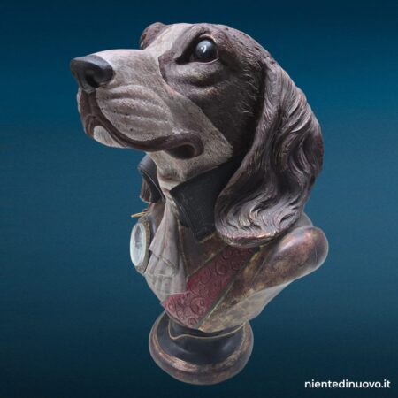 Busto in resina di cane in abiti nobiliari con orologio funzionante sul petto