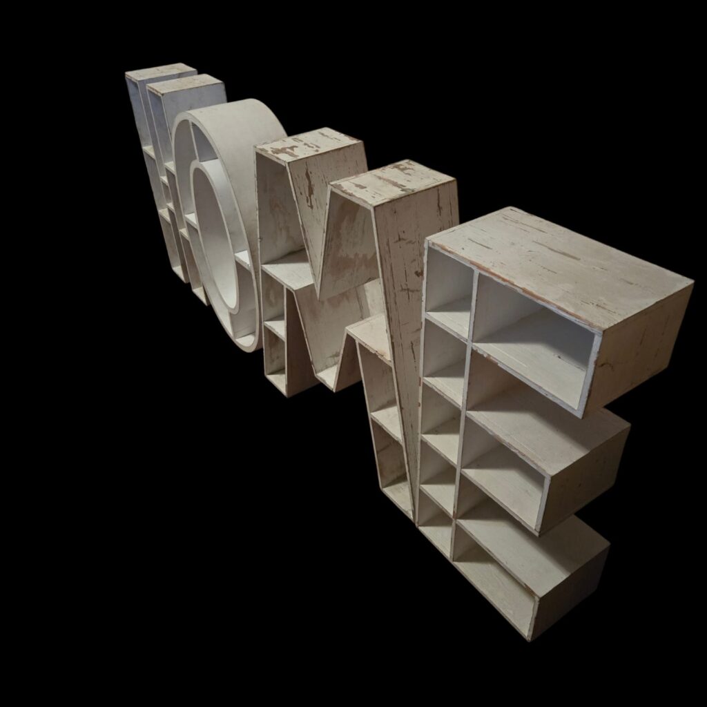 set di 4 scaffali da parete in legno altezza 67 cm che compongono la scritta Home