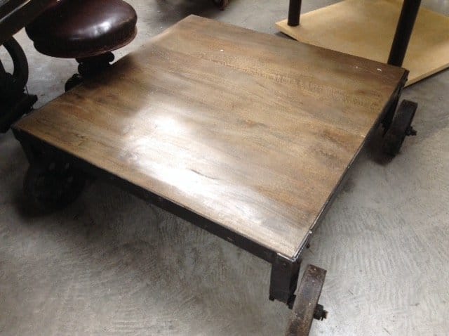 9003444.jpg Tavolino 4 ruote industrial in legno massello e ferro con ruote funzionali e design robusto