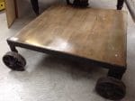 9003444_1.jpg Tavolino 4 ruote industrial in legno massello e ferro con ruote funzionali e design robusto