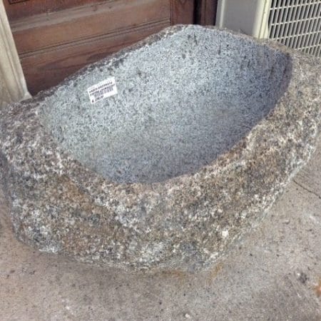 Vasca sagomata in pietra naturale di forma ovale, senza foro, altezza interna 14 cm