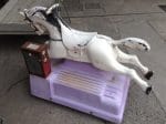 Vecchio cavallino a gettone vintage, giostrina dondolante da restaurare
