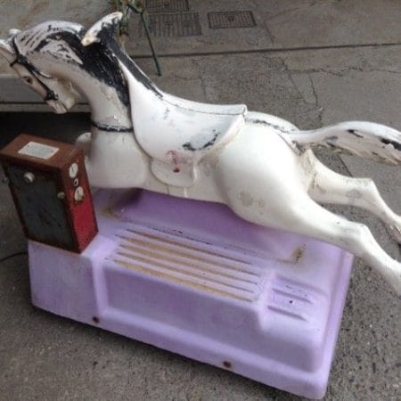Vecchio cavallino a gettone vintage, giostrina dondolante da restaurare