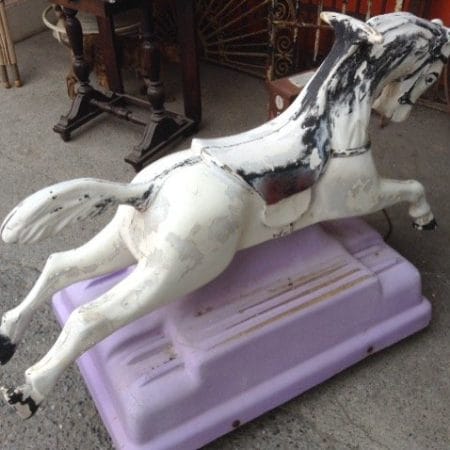 Vecchio cavallino a gettone vintage, giostrina dondolante da restaurare
