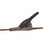 Piccolo soffietto artigianale in legno, realizzato con materiali di qualità, ideale per uso pratico o come elemento decorativo in ambienti rustici.