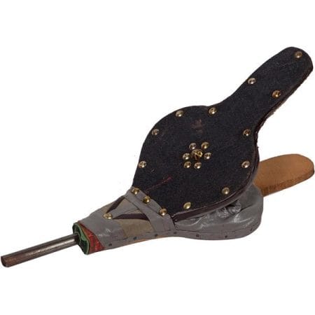 Piccolo soffietto artigianale in legno, realizzato con materiali di qualità, ideale per uso pratico o come elemento decorativo in ambienti rustici.