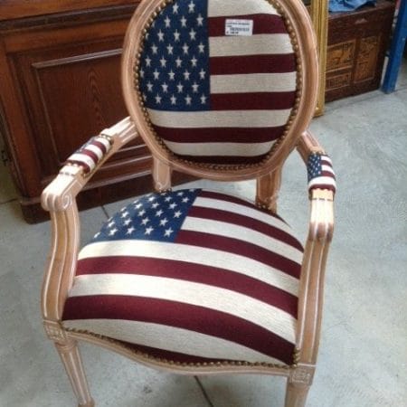 Poltrona decapata USA con struttura in legno e rivestimento bandiera americana