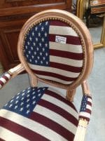 Poltrona decapata USA con struttura in legno e rivestimento bandiera americana