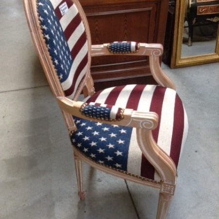 Poltrona decapata USA con struttura in legno e rivestimento bandiera americana