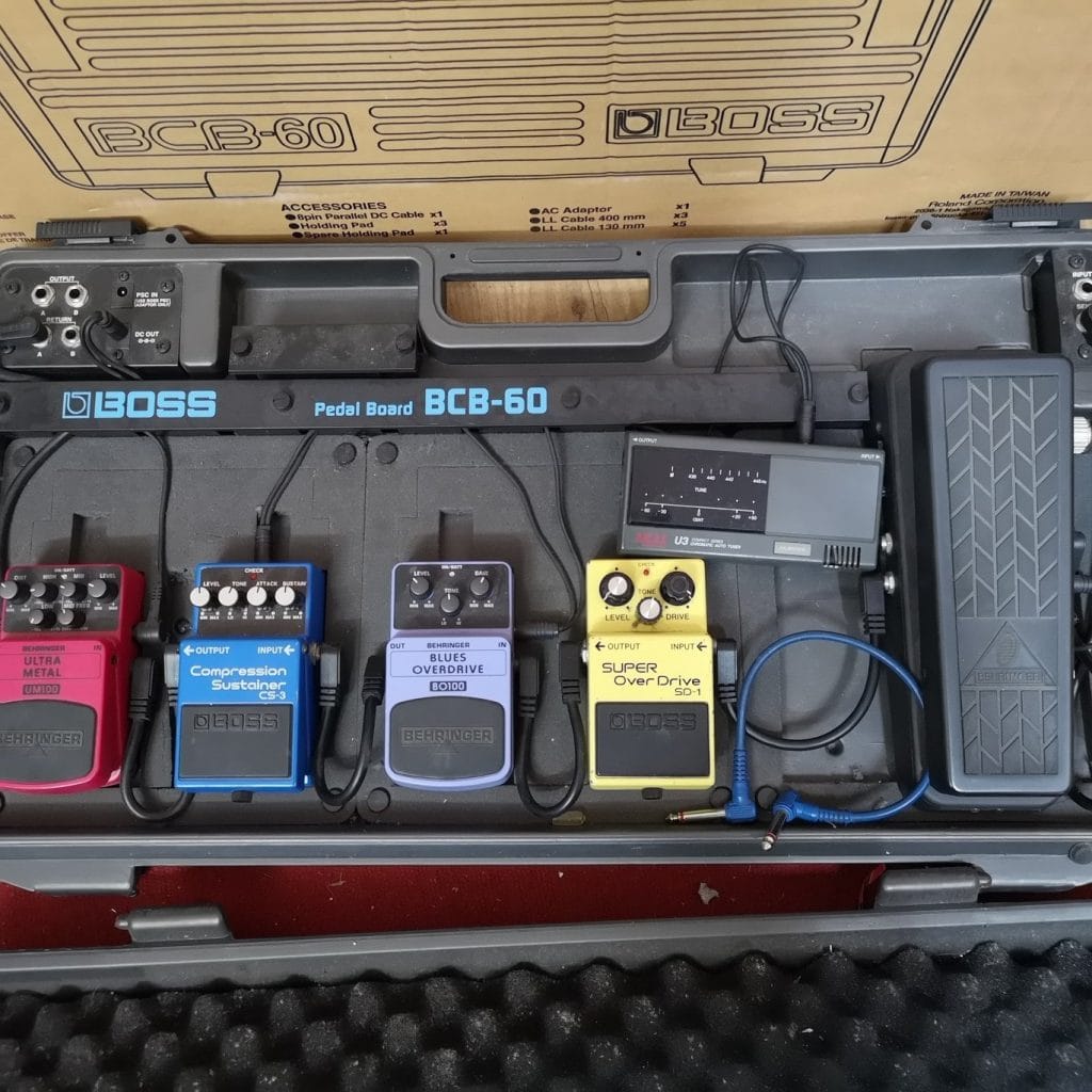 37145.jpg Pedal Board BOSS completa con effetti in ottime condizioni