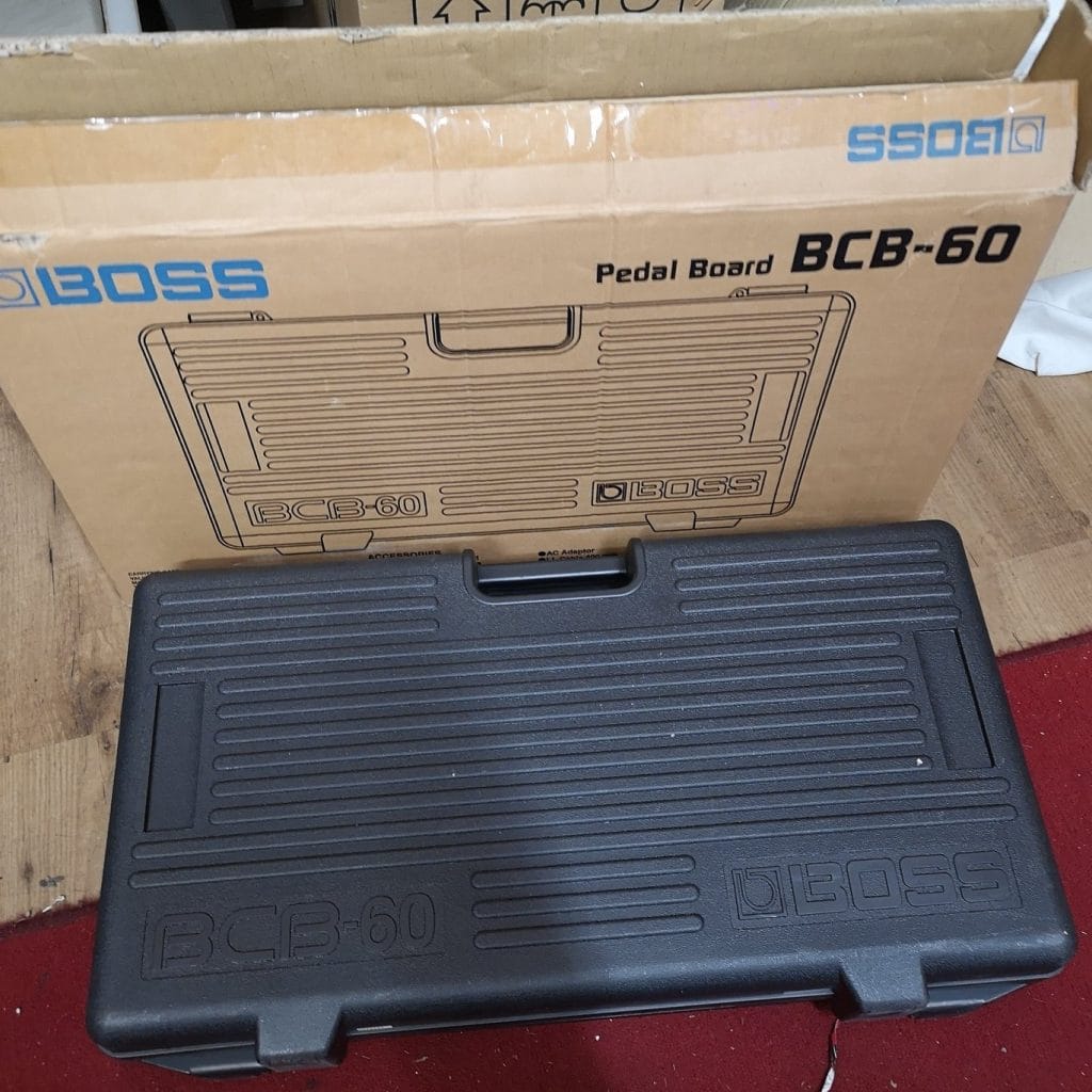 Pedal Board BOSS completa con effetti in ottime condizioni
