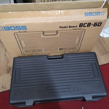 Pedal Board BOSS completa con effetti in ottime condizioni