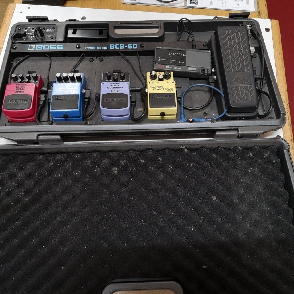 Pedal Board BOSS completa con effetti in ottime condizioni