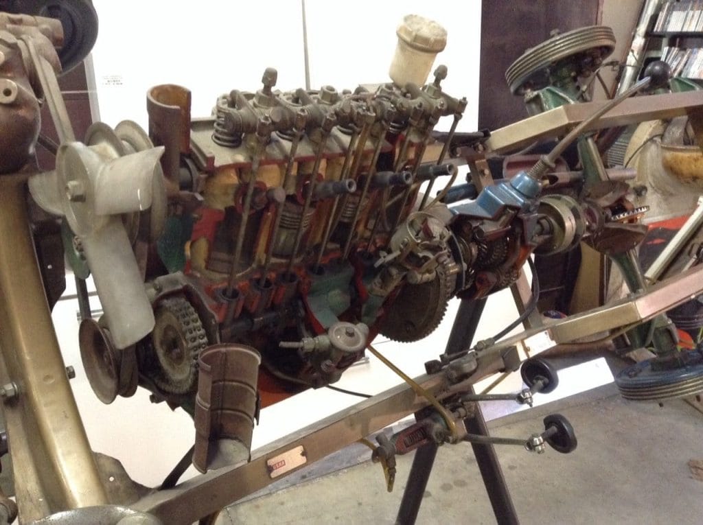 Motore sezionato da autoscuola Fiat 1100 su piedistallo