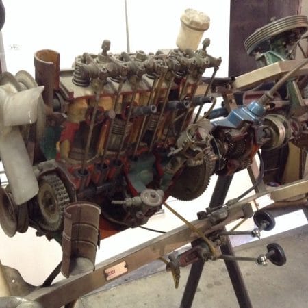 Motore sezionato da autoscuola Fiat 1100 su piedistallo