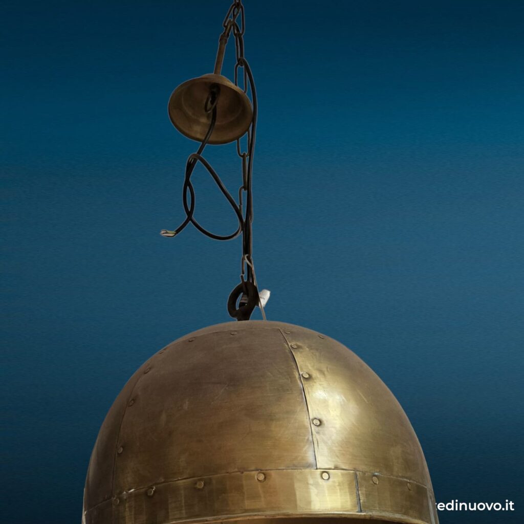 Lampadario a sospensione in metallo color ottone con campana ribattinata e catena