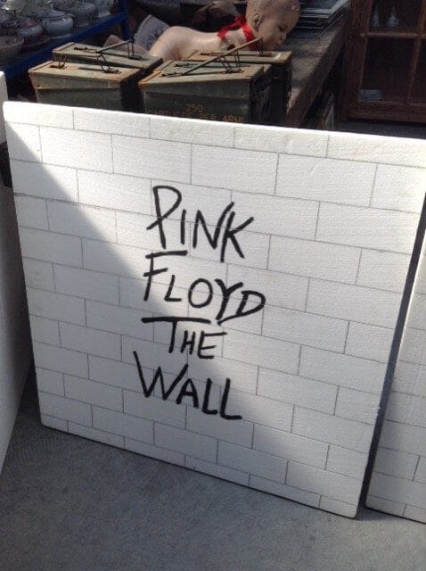 9003661_2.jpg pannello in polistirolo dedicato a The Wall, celebre album dei Pink Floyd