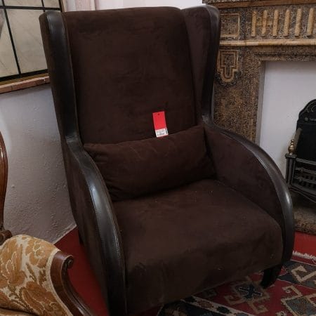 poltrona in velluto scuro con inserti pelle