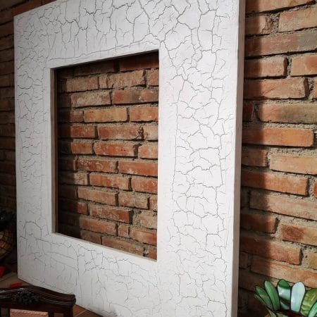 Cornice design moderna in legno con lavorazione a crepe, artigianale e progettata da un architetto esperto.