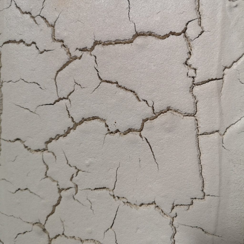 Cornice design moderna in legno con lavorazione a crepe, artigianale e progettata da un architetto esperto.