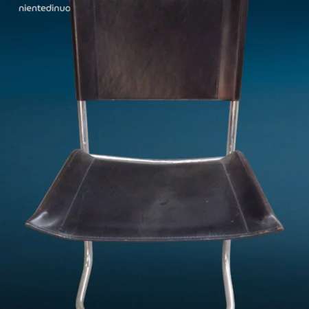 poltroncina vintage in acciaio cromato con seduta e schienale in cuoio nero anni '70