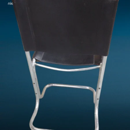 poltroncina vintage in acciaio cromato con seduta e schienale in cuoio nero anni '70