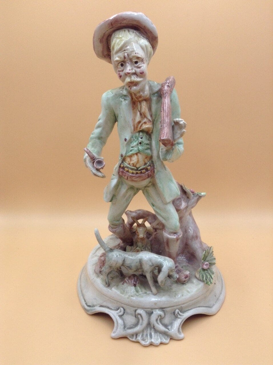 38054.jpg statua ceramica raffigurante cane con vecchio