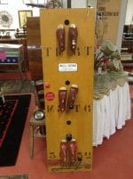 pannello decorativo artistico con forme di scarpe in legno su base artigianale