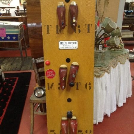 pannello decorativo artistico con forme di scarpe in legno su base artigianale