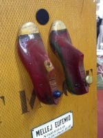 pannello decorativo artistico con forme di scarpe in legno su base artigianale