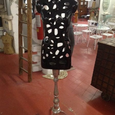 Busto manichino in metallo nero con supporto a treppiede