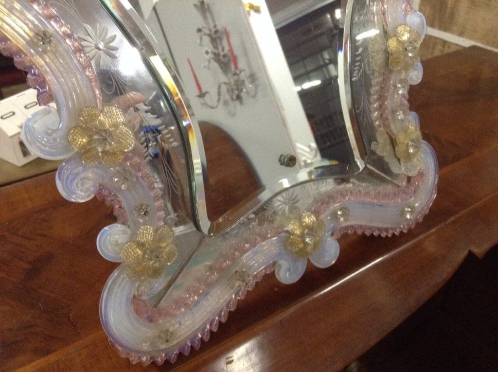 Specchierina vintage da appoggio decorata con vetro di Murano anni ’50