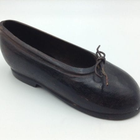 Scarpina soprammobile in ferro brunito a forma di scarpa da bambina con laccetto metallico, fermacarte vintage anni Trenta