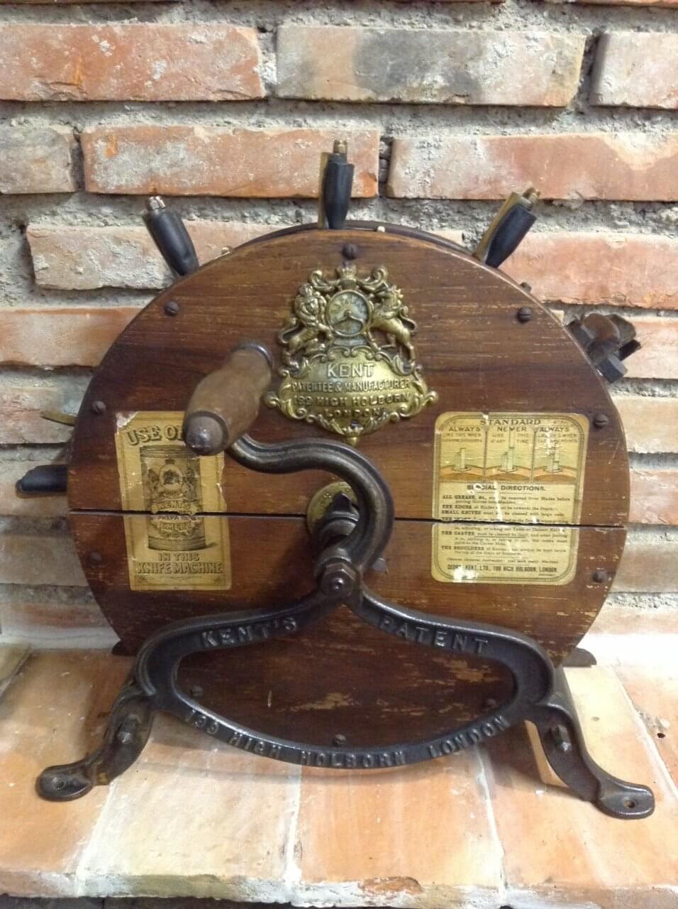 Antica macchina inglese lucidacoltelli di fine '800 prodotta dalla ditta Kent, modello 27990.